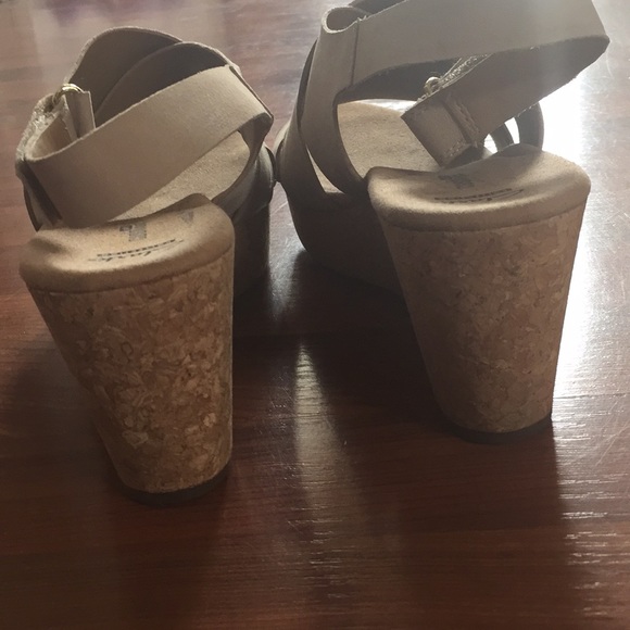 Clark’s tan sandal - Picture 5 of 8